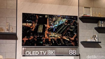 LG merilis TV 8K dengan layar OLED berukuran 88 inch. Selain itu vendor asal Korea Selatan ini merilis versi LCD dengan layar 75 inch. Keduanya ditenagai  prosesor  Alpha 9 Gen 2 yang menjanjikan peningkatan kualitas gambar. Foto: Adi Fida Rahman/detikINET