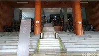 Kehidupan hanya terlihat di lantai satu yang terdapat tempat nongkrong dan kafe. Di tempat ini terlihat beberapa pemuda pemudi berkumpul sambil menikmati kopi dan camilan.