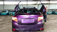 Untuk cat, dia memilih warna ungu bunglon. Artinya cat itu bisa berubah-ubah tergantung sudut pandang saat melihatnya. Dia juga mengaku, tidak ada alasan khusus untuk warna mobilnya itu.