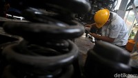 Pekerja melakukan perakitan bogie.