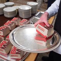 Doyan Fast Food, Donald Trump, Bikin Pesta Fast Food Untuk Mahasiswa Berbakat