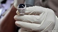 Selain sabu, polisi turut mengamankan sebuah cincin saat menangkap keempat tersangka di kawasan Pantai Indah Kapuk, Jakarta Utara.