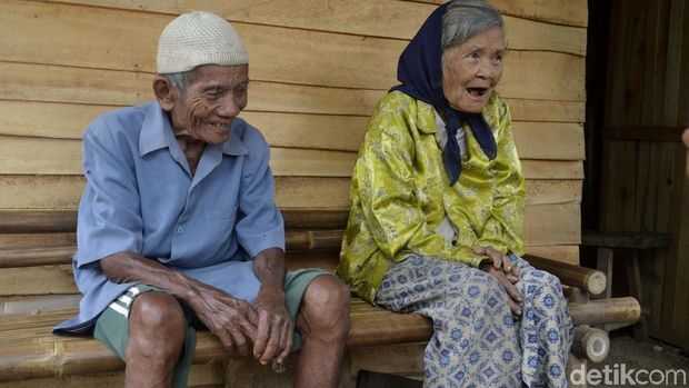 Gubernur Ganjar Kunjungi Pasangan Lansia di Pekalongan