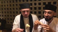 Fatih dan seorang temannya mendapat tantangan makan durian. Yang menantangnya adalah Ridwan Kamil, tapi sayangnya Fatih tak suka rasa durian nih.  Foto: instagram @therealfatih