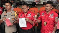 Pihak kepolisian menunjukkan sejumlah barang bukti yang berhasil diamankan, diantaranya narkoba jenis sabu dengan berat brutto 0,23 gram, 1 (satu) unit bong, dan lima ponsel. Satu botol minuman keras turut diamankan menjadi barang bukti oleh polisi.