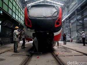 PT INKA Pamer Kereta Api Canggih Pakai Baterai