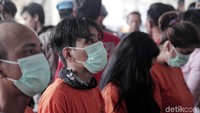 Aris ditangkap saat pesta sabu bersama 4 orang temannya berinisial YSP, AS, AY, dan AM di sebuah apartemen Jakarta Selatan.