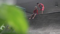 Bermain perosotan, sejumlah anak-anak ini terlihat sangat semringah.