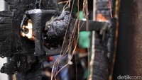 Kebakaran diduga terjadi akibat konsleting listrik.