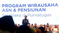 Jokowi hadir mengenakan batik biru lengan panjang.