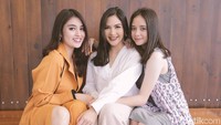 Senyum manis ketiganya saat berpose di depan kamera.