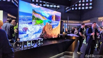 Televisi 8K Samsung mengusung teknologi QLED, hadir dalam ukuran  65 inch, 75 inch, 82 inch, 85 inch dan  98 inch. Samsung membekali televisinya ini dengan chipset Quantum Prosesor 8K dan dilengkapi kecerdasan buatan. Foto: Adi Fida Rahman/detikINET