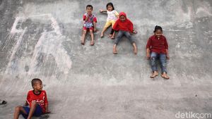 Serunya Anak-anak Main Perosotan di Skatepark Slipi