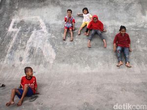 Serunya Anak-anak Main Perosotan di Skatepark Slipi