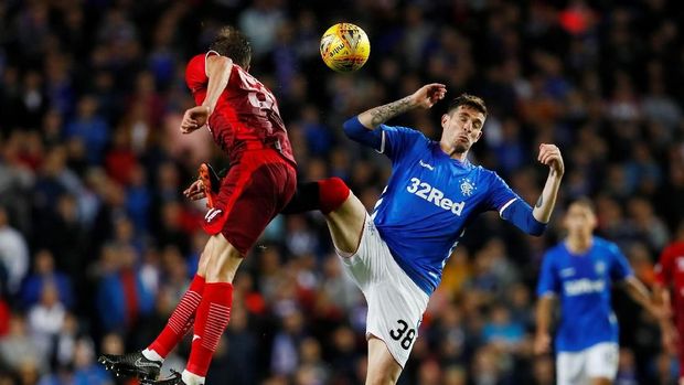 Rangers (biru) tidak terkalahkan dalam lima laga terakhir Liga Primer Skotlandia.