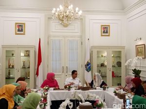 Ditemani Yenny Wahid, Khofifah Temui Anies di Balai Kota