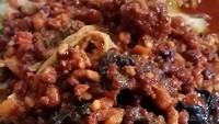 Kalau suka keong, bisa dinikmati hanya dengan mie goreng dan siraman sambal kacang yang pedas gurih. Foto : Instagram @rudycah09