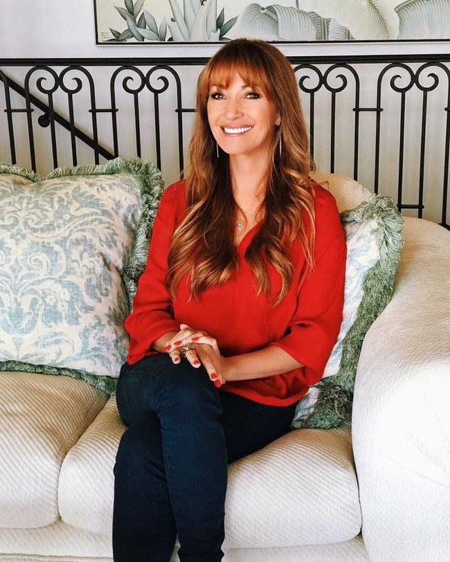 Tampil masih cantik, wanita yang pernah tinggal di Indonesia tersebut mengaku tidak mengandalkan Botox. Bahkan ia mengaku benci Botox setelah pernah sekali mencobanya. Aku bangga dengan kerutan-kerutanku. Mereka memberiku karakter wajah. Dan sebagai aktris kamu tidak ingin mengacaukannya dengan risiko, kata Jane. Foto: Instagram @janeseymour