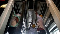 Rangkaian kabel yang menjulur diselesaikan dengan baik oleh petugas.