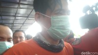 Saat melewati wartawan, Aris sempat mengatakan bahwa dirinya dijebak. Hanif/detikHOT