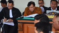 Billy Sindoro mendengarkan keterangan para saksi.
