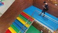 Sepasang lift tidak berfungsi sehingga untuk naik ke lantai enam paling atas harus menggunakan tangga.