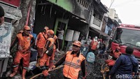 Petugas pemadam kebakaran berhasil memadamkan api yang membakar rumah tersebut.