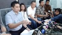 Ia pun tak kuasa menahan air mata saat memberikan keterangan di depan wartawan.