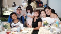 Kalau ini agenda makan Viviane bareng sahabatnya. Ada Gisella dan Gempi terlihat ikut dalam foto. Seru! Foto: Instagram viv_viviane
