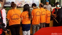 Selain empat orang rekannya, ada dua orang wanita yang ikut tertangkap.