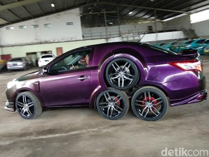 Mobil Made in Bandung Ini Punya 8 Roda, Bagaimana Cara Jalannya?
