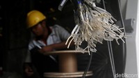 Petugas tengah melakukan instalasi pemasangan komponen listrik di dalam LRT.