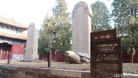 Namun Bi Xi dipercaya sebagai penopang batu permohonan ke surga. Sehingga, banyak kaisar yang datang ke kelenteng ini untuk membangun patung Bi Xi dan menuliskan doa-doa baik untuk kerajaan. (Bonauli/detikTravel)
