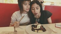Dekat dengan Prilly, Gritte pilih pancake dengan es krim dan lelehan cokelat manis serta biskuit oreo, yang jadi teman berkumpulnya dengan Prilly. Foto: Instagram @gritteagathaa