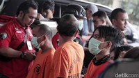 Polisi saat ini masih mendalami alasan Aris mengkonsumsi barang haram tersebut.