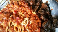 Racikan pecel keong khas Muncul, Salatiga. Bisa dipadukan dengan mie goreng lalu disiram sambal kacang. Sedap! Foto : Instagram @reo_susanto