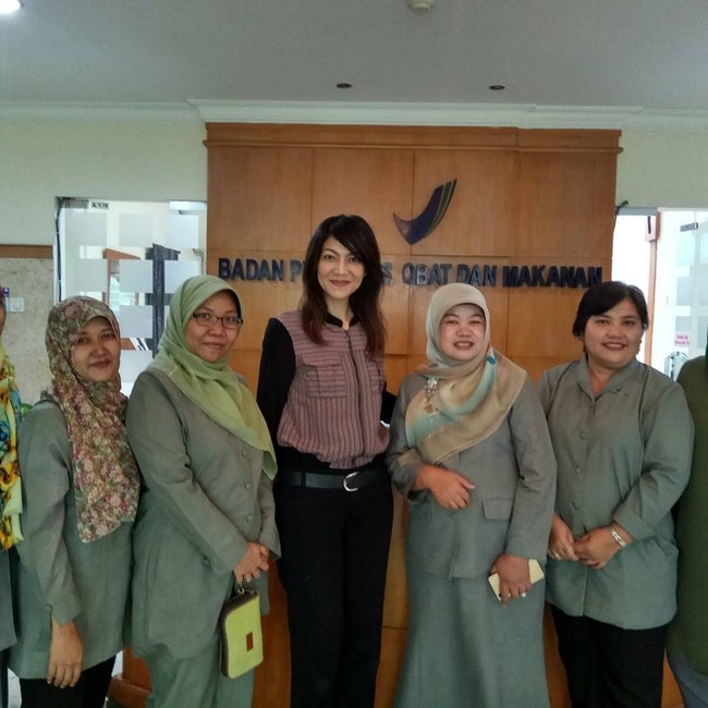 Ira Koesno memulai karier jurnalistiknya sebagai pembaca berita di sebuah stasiun TV swasta pada 1996. Berbagai prestasi sudah ditorehkannya selama eksis di dunia media, di antaranya tiga piala Panasonic Gobel Awards kategori Pembawa Berita Wanita Terfavorit (1998 & 2002), serta Presenter Informasi dan Berita (2003). Foto: Instagram @irakoesnocom