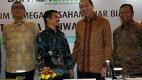 Presiden Direktur PT Darma Henwa Tbk Faisal Firdaus (dari kiri) bersama Presiden Komisaris Muhammad Lutfi mendengarkan pembicaraan Wakil Preskom Suadi Atma, usai rapat umum pemegang saham luar biasa perseroan, di Jakarta, Rabu (16/1/2019).