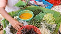 Penjaja pecel keong legendaris di pasar Prembaen Semarang. Sayuran ditata rapi dan sate keong bisa dipilih sebanyak yang disuka. Mantap! Foto : Instagram @ny.rempong