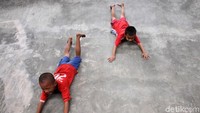 Bukannya bermain skateboard, mereka justru memanfaatkan skatepark tersebut untuk bermain perosotan.