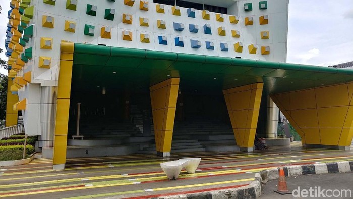 Hampir dua tahun sudah Bandung Creative HUB (BCH) berdiri di pusat Kota Bandung, tepatnya di Jalan Laswi. Kini gedung tersebut sepi pengunjung bak gedung hantu.
