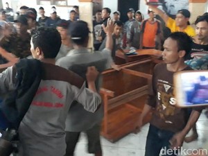 Aksi Tuntut Kades, Warga Brebes Rusak Aset Kantor Desa Setempat
