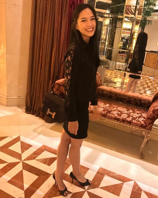 Dan inilah gaya dr. Mesty Ariotedjo, dokter yang bukan hanya cantik parasnya tapi juga hatinya, saat tampil dengan tas Hermes Constance seharga ratusan juta rupiah. Terlahir dari keluarga kaya, dr. Mesty tidak melupakan sesamanya. Bersama beberapa rekannya, dia mendirikan WeCare.id, sebuah situs yang dibangun khusus untuk mengumpulkan dana bagi pasien di daerah terpencil atau yang membutuhkan akses terhadap perawatan kesehatan. (Foto: Instagram)