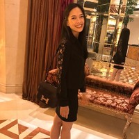 Dan inilah gaya dr. Mesty Ariotedjo, dokter yang bukan hanya cantik parasnya tapi juga hatinya, saat tampil dengan tas Hermes Constance seharga ratusan juta rupiah. Terlahir dari keluarga kaya, dr. Mesty tidak melupakan sesamanya. Bersama beberapa rekannya, dia mendirikan WeCare.id, sebuah situs yang dibangun khusus untuk mengumpulkan dana bagi pasien di daerah terpencil atau yang membutuhkan akses terhadap perawatan kesehatan. (Foto: Instagram)