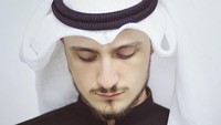  Fatih dikenal sebagai hafiz internasional yang punya paras tampan dan pastinya ahli mengaji. Ia sempat dekat dengan Lucinta Luna sebelum akhirnya membeberkan kalau penyanyi kontroversi ini bukanlah seorang wanita. Foto: instagram @therealfatih