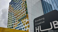 Gedung yang diresmikan oleh Ridwan Kamil, saat itu menjabat wali kota Bandung, memang sengaja dibuat sebagai wadah kreatif para kawula muda.