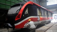 Penampakan LRT yang sudah dilakukan pengecatan di markas INKA di Madiun, Jawa Timur, Selasa (15/1/2019).