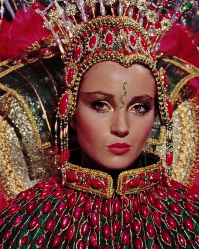 Ini tampilan Jane Seymour saat jadi Bond Girl sebagai Solitaire di film Live and Let Die di tahun 1973.  Foto: Instagram @janeseymour