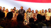 Kehadiran Jokowi di acara itu didampingi oleh Menteri BUMN Rini Soemarno, Menteri PAN RB Syafruddin, Dirut Taspen Iqbal Latanro, Menteri Koperasi dan UKM AA Puspayoga, dan Wali Kota Bogor Bima Arya.