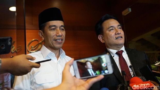 Yusril saat bersama Jokowi jelang debat perdana Pilpres 2019.